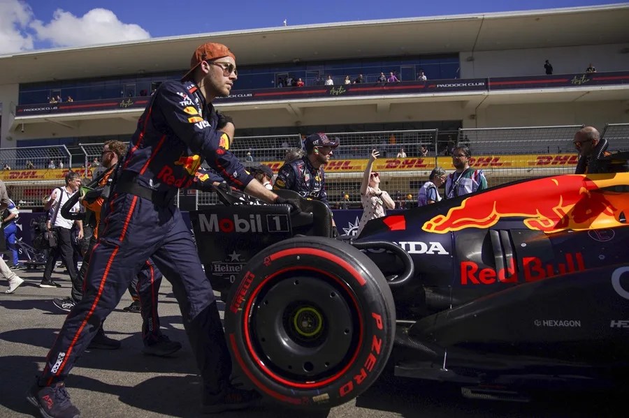 El piloto de Red Bull Racing, Max Verstappen, de Países Bajos, es llevado a su posición en la parrilla antes del inicio de la carrera Sprint del Gran Premio de Fórmula 1 de Estados Unidos, en Austin, Texas. EFE/EPA/DUSTIN SAFRANEK