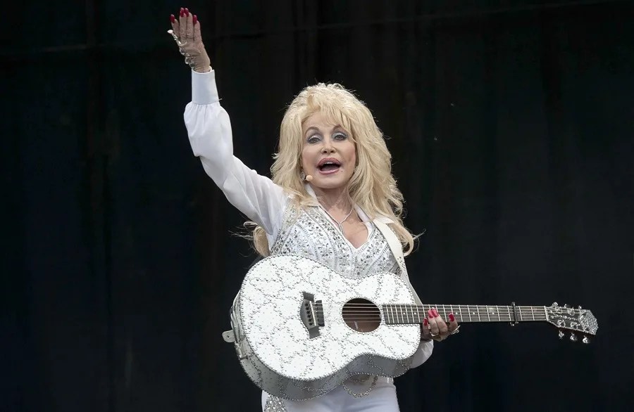 Dolly Parton publica un video para tranquilizar sobre su salud: "¡Aún no estoy muerta!"