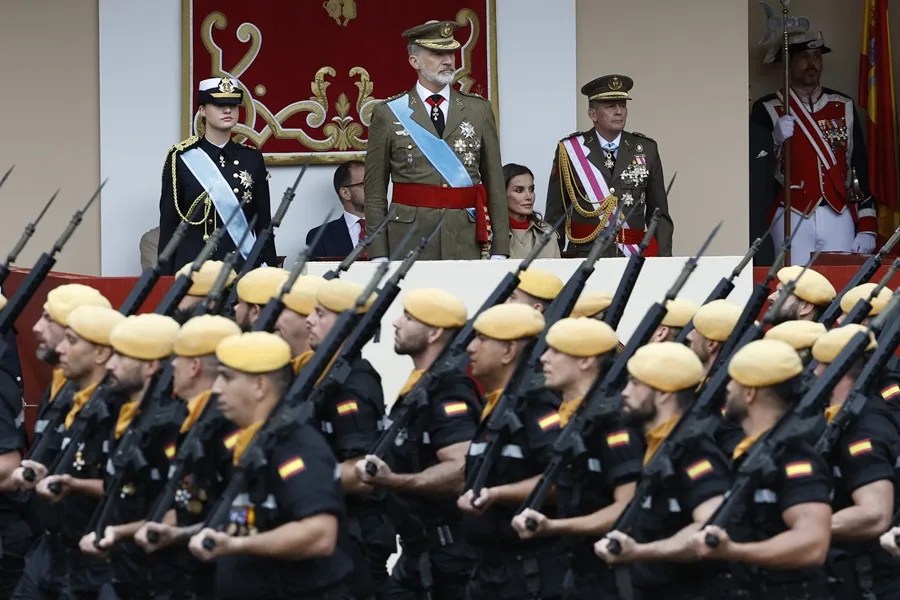 Los Reyes presiden el desfile del día de la Fiesta Nacional, este año sin la Patrulla Águila