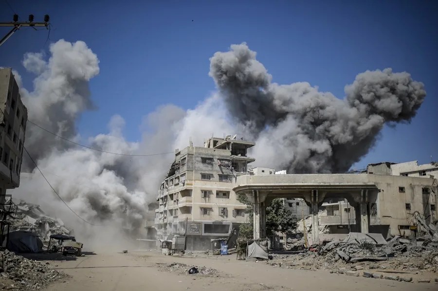 Humo se eleva tras un ataque aéreo israelí durante una operación militar en la ciudad de Gaza