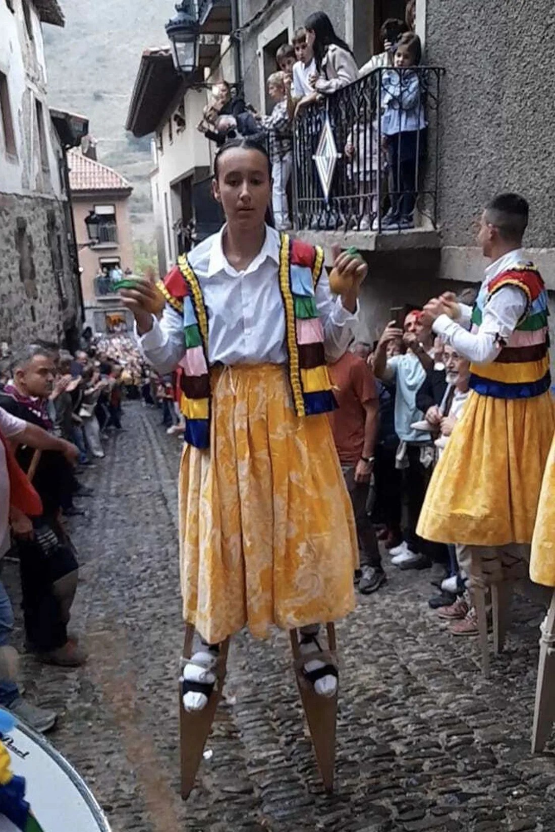 Adriana hace historia al ser la primera mujer que danza en Anguiano (La Rioja) en cuatro siglos