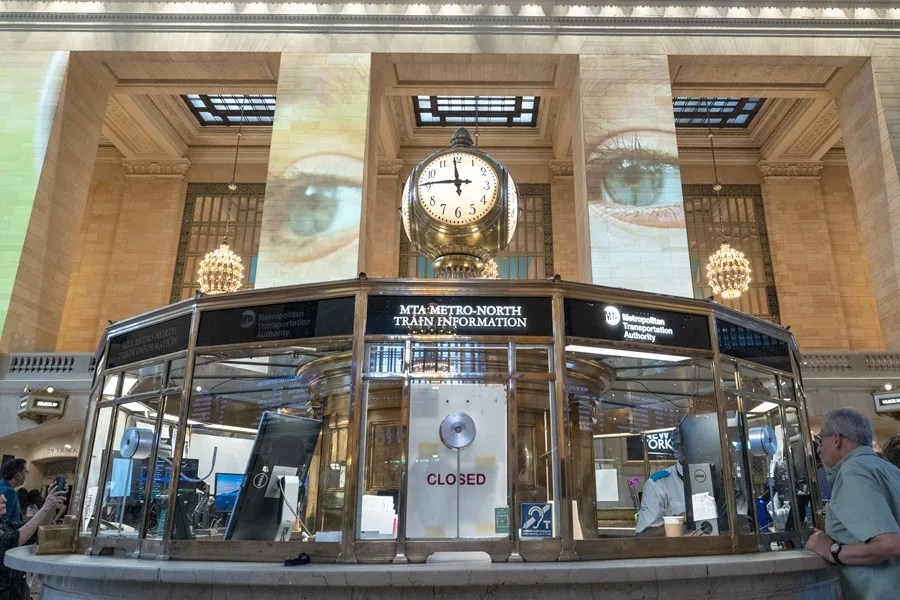 La estación Grand Central de Nueva York cambia la publicidad por fotos de sus ciudadanos