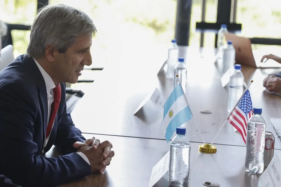 El ministro de Economía de Argentino dialoga con Bessent sobre el apoyo financiero de EE.UU.