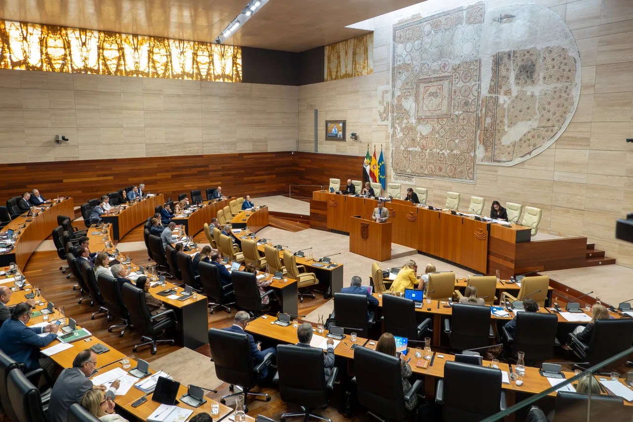Imagen del Hemiciclo de la Asamblea de Extremadura durante el pleno de este jueves, que ha dado luz verde a la Propuesta de Ley de Concordia. EFE/ Jero Morales