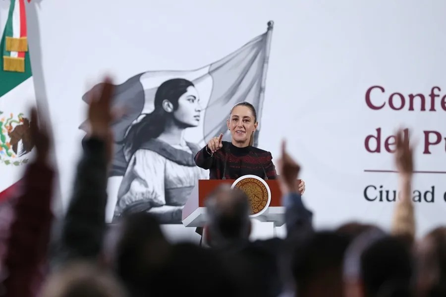 La presidenta de México Claudia Sheinbaum, habla durante una rueda de prensa este jueves en Palacio Nacional de la Ciudad de México (México). EFE/Mario Guzmán