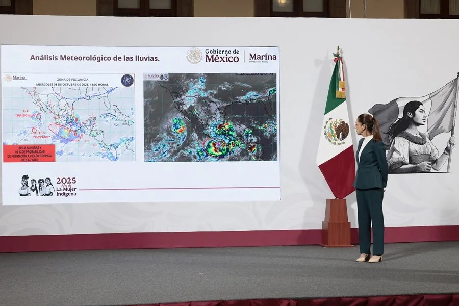 La presidenta de México, Claudia Sheinbaum, habla en una rueda de prensa este lunes, en Palacio Nacional de la Ciudad de México (México). EFE/ José Méndez