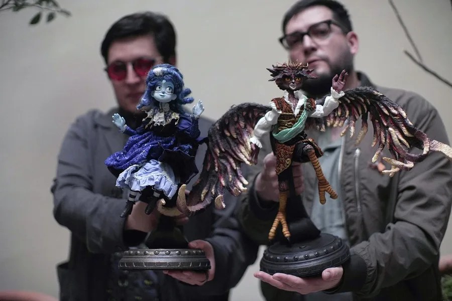 Los directores mexicanos de la película Soy Frankelda Arturo (d) y Roy Ambriz posan durante una entrevista con EFE en el marco del Festival Internacional de Cine de Morelia (FICM) (México). EFE/Iván Villanueva