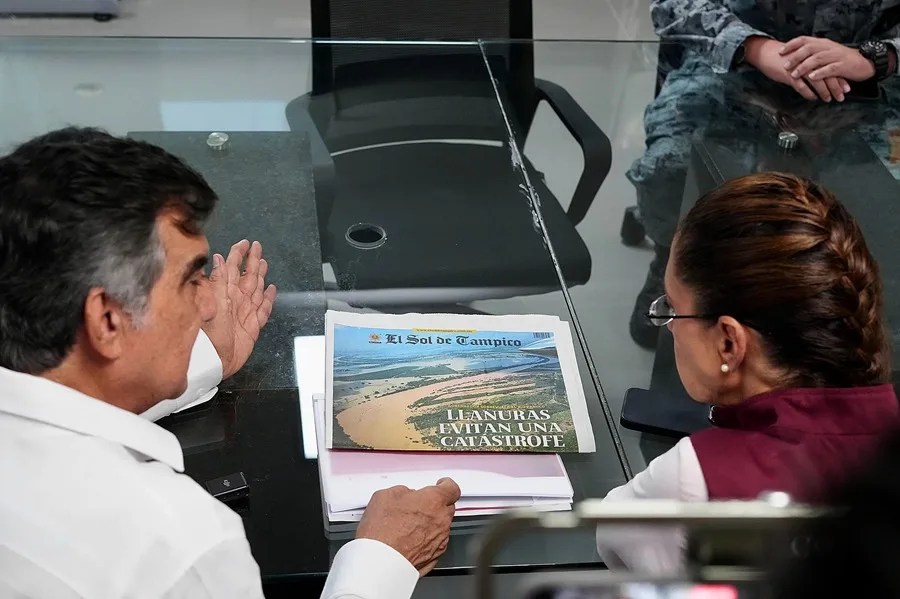 Fotografía cedida por la Presidencia de México donde se observa a su mandataria, Claudia Sheinbaum (d), y al gobernador de Tamaulipas, Américo Villareal, durante una reunión en la ciudad de Tampico (México). EFE/ Presidencia de México