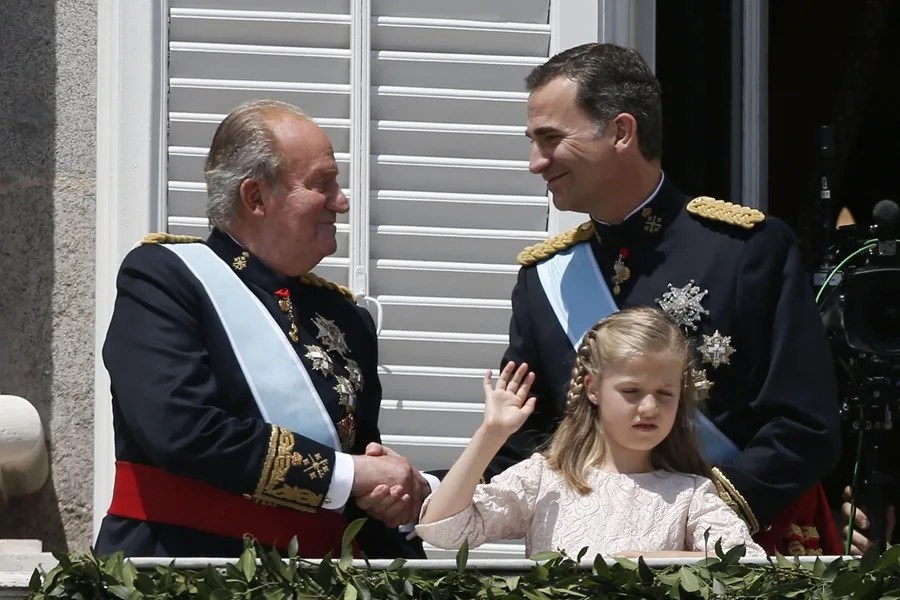 El Rey Felipe VI saluda a su padre, Don Juan Carlos, junto su hija la Princesa de Asturias tras su proclamación en las Cortes.