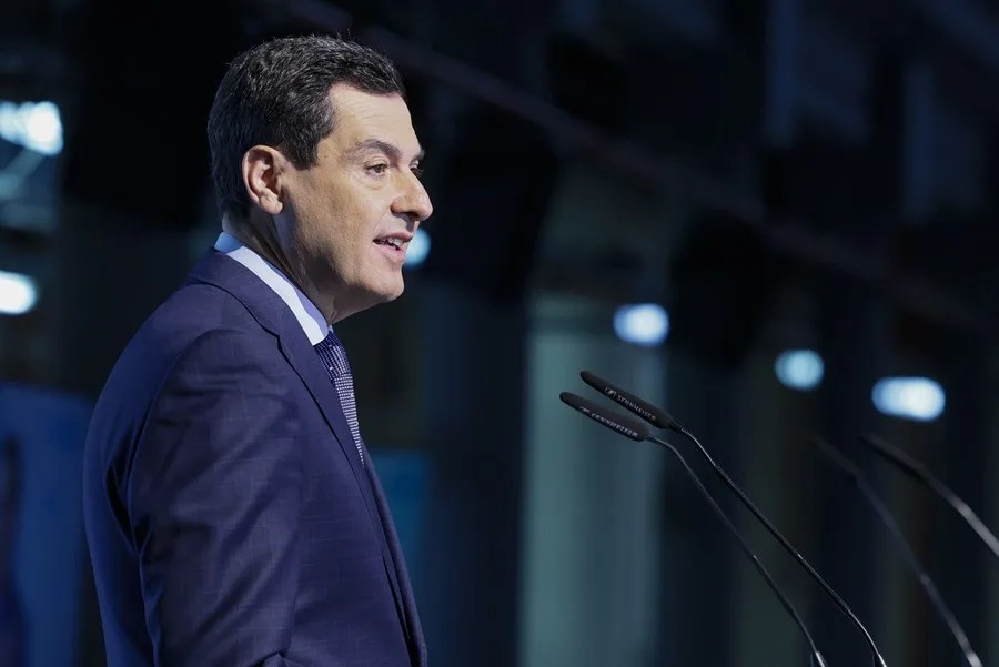 El presidente de la Junta de Andalucía, Juanma Moreno, da un discurso mientras participa en el Foro ABC