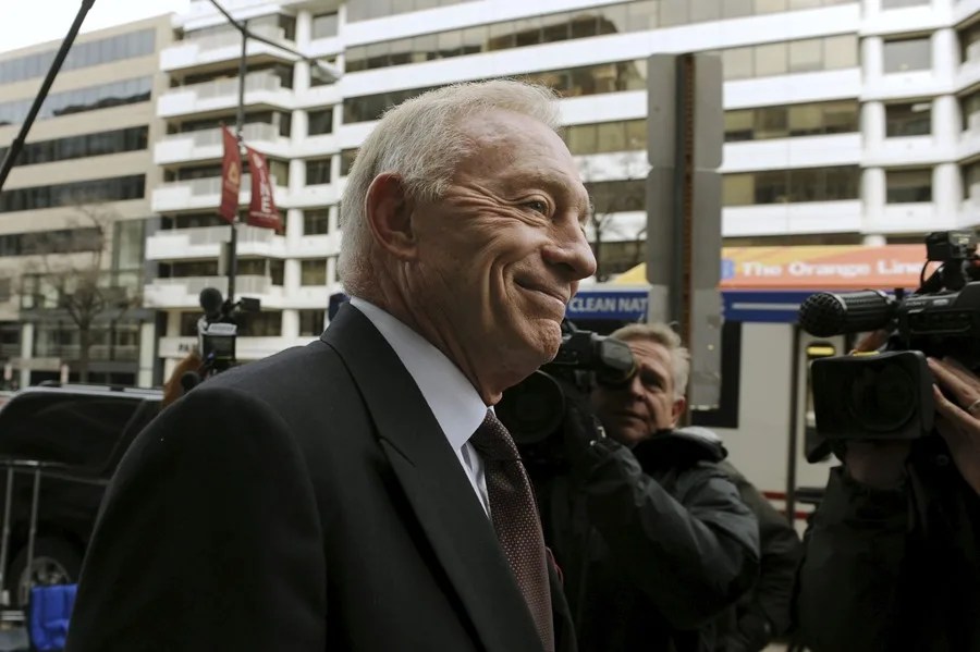 La NFL multa con 250.000 dólares a Jerry Jones, dueño de los Cowboys, por gesto obsceno