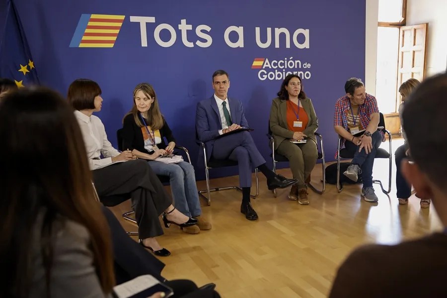 El presidente del Gobierno, Pedro Sánchez, durante una reunión mantenida con las tres asociaciones de víctimas de la dana.