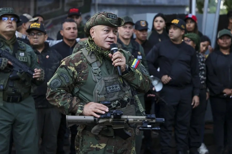 El ministro de Interior de Venezuela dice que las armas "las tiene el pueblo" ante las "amenazas" de Estados Unidos