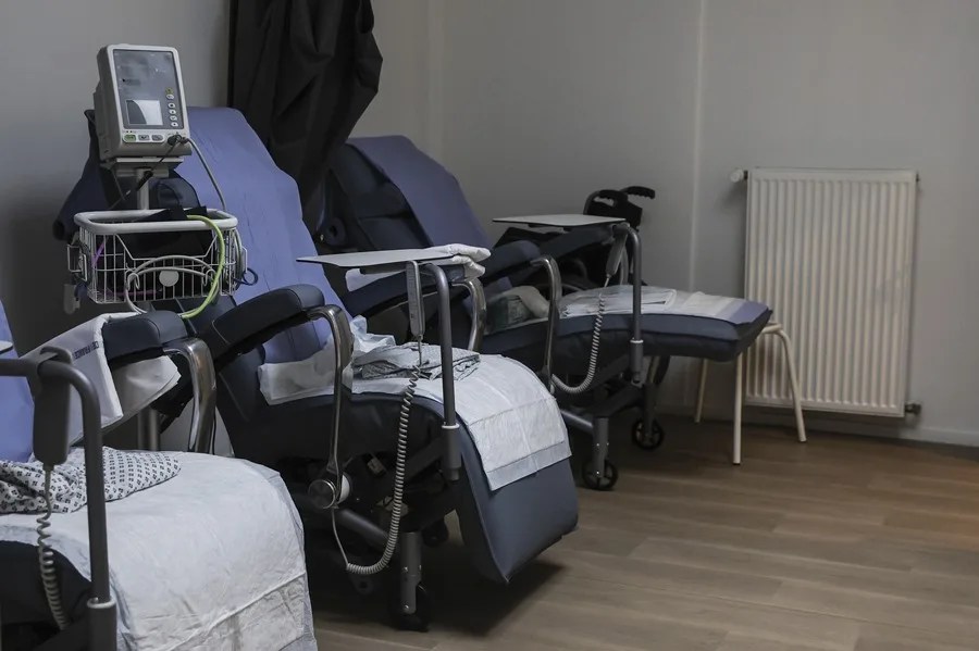 Vista de una sala utilizada para el descanso y también para abortos médicos.