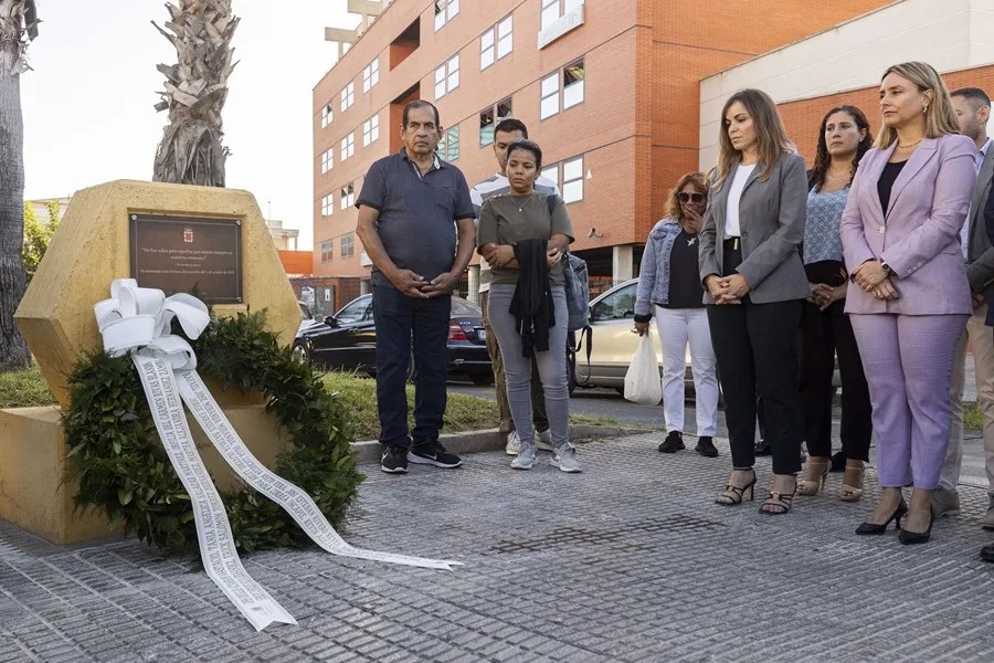Descubrimiento de una placa en recuerdo de las 13 víctimas del incendio de las discotecas Teatre y Fonda Milagros.