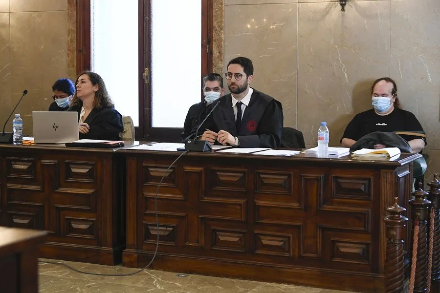 Los acusados (i, c y d, detrás) en el juicio por el asesinato de una bebé en Mallorca
