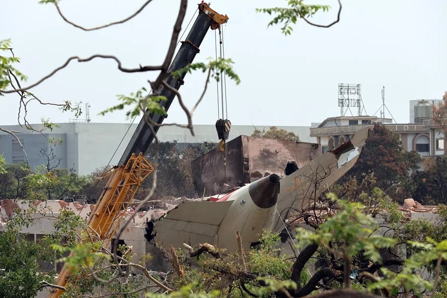 Una grúa sobre orugas se utiliza para retirar los restos del avión de pasajeros de Air India del lugar del accidente
