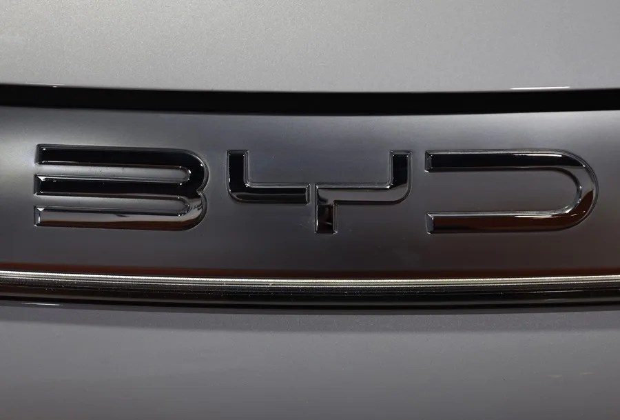 El logotipo del vehículo eléctrico chino BYD