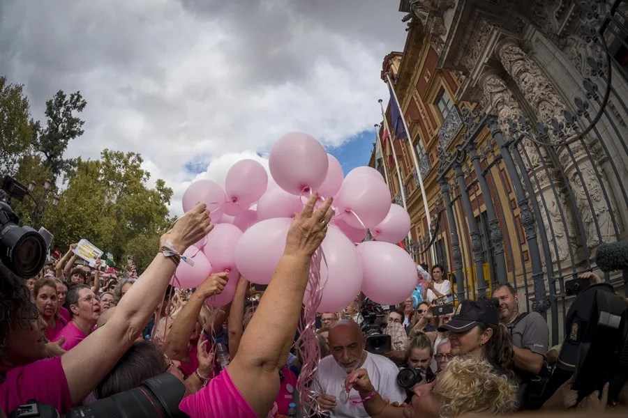 Concentración frente al Palacio de San Telmo para protestar por los fallos en el sistema de cribados del cáncer de mama en Andalucía.