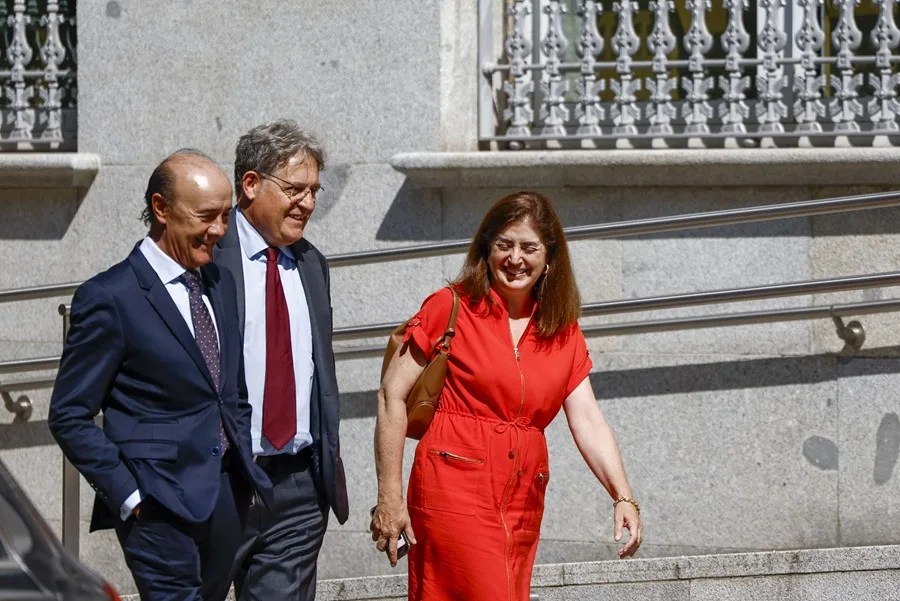 Los vocales del CGPJ José Eduardo Martínez (i) y José María Fernández Seijo (c),