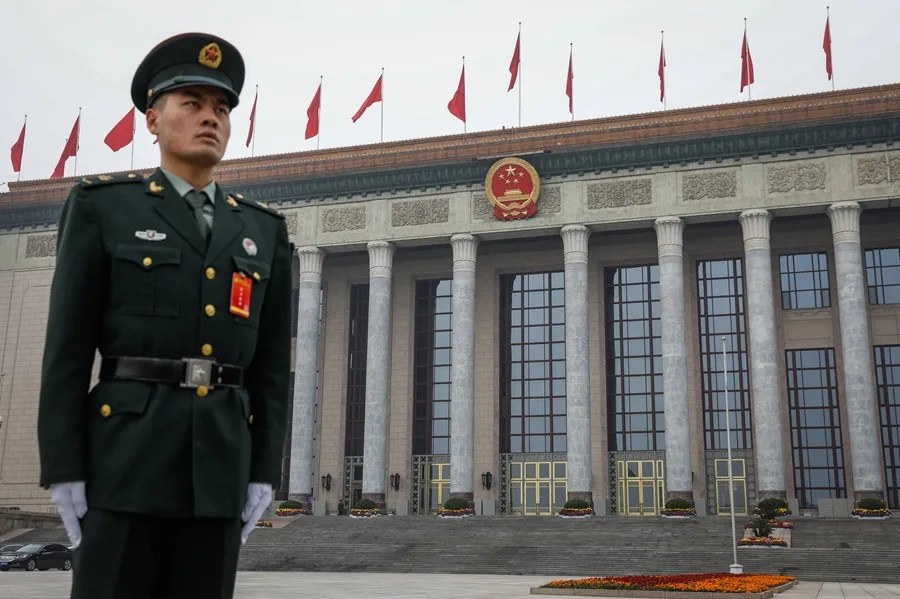 Soldados del Ejército Popular de Liberación (EPL) montan guardia frente al Gran Palacio del Pueblo