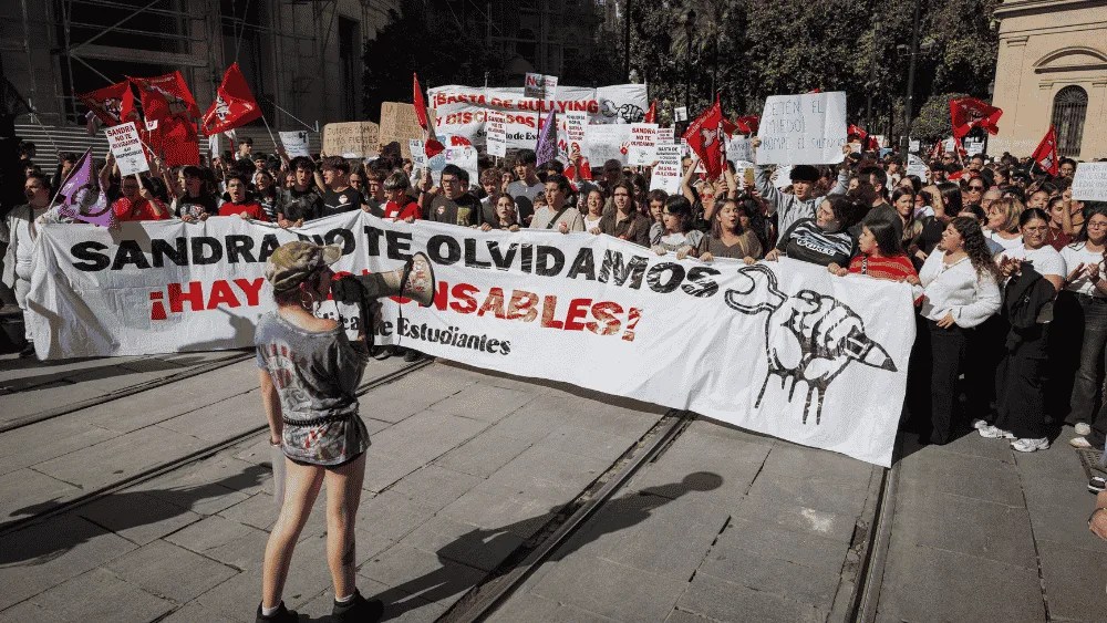 Cientos de estudiantes arropan a la familia de Sandra Peña y alzan la voz contra el acoso