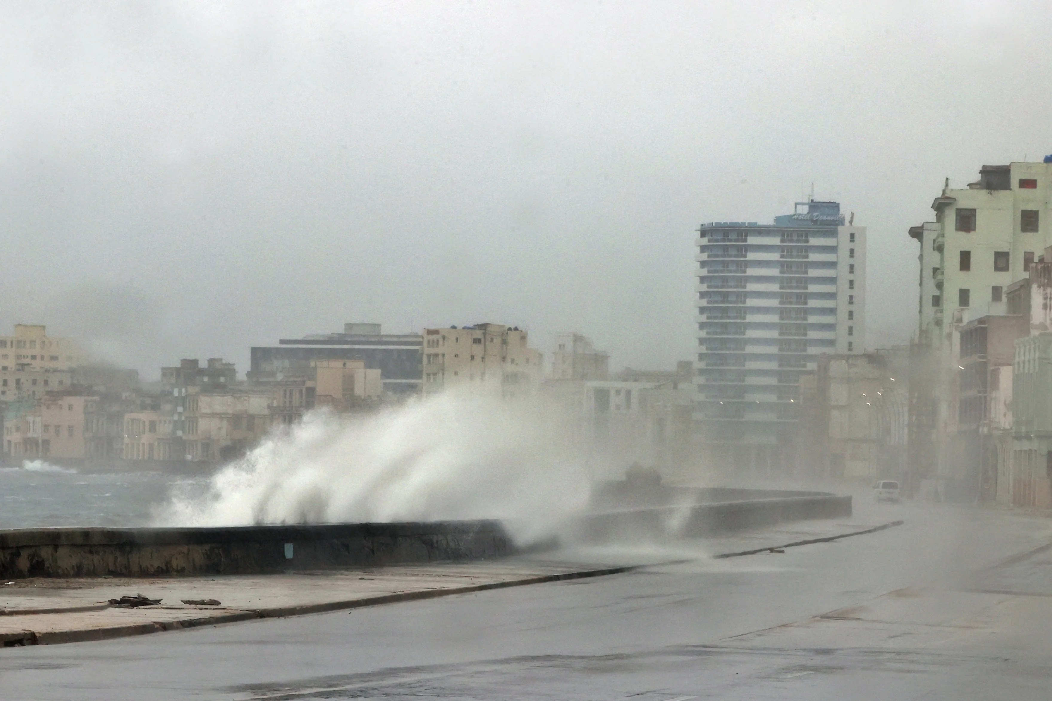 Fotografía de archivo que muestra el oleaje en el malecón habanero en La Habana (Cuba).