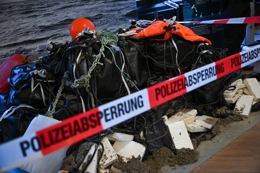 Alrededor de 630 kilogramos de cocaína incautada se muestran antes de una conferencia de prensa para presentar los informes federales sobre delincuencia organizada y relacionada con las drogas en Wiesbaden