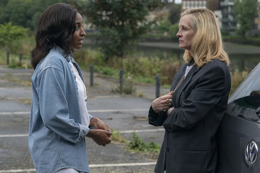 Ayo Edebiri (i) y Julia Roberts (d) en 'Caza de brujas',