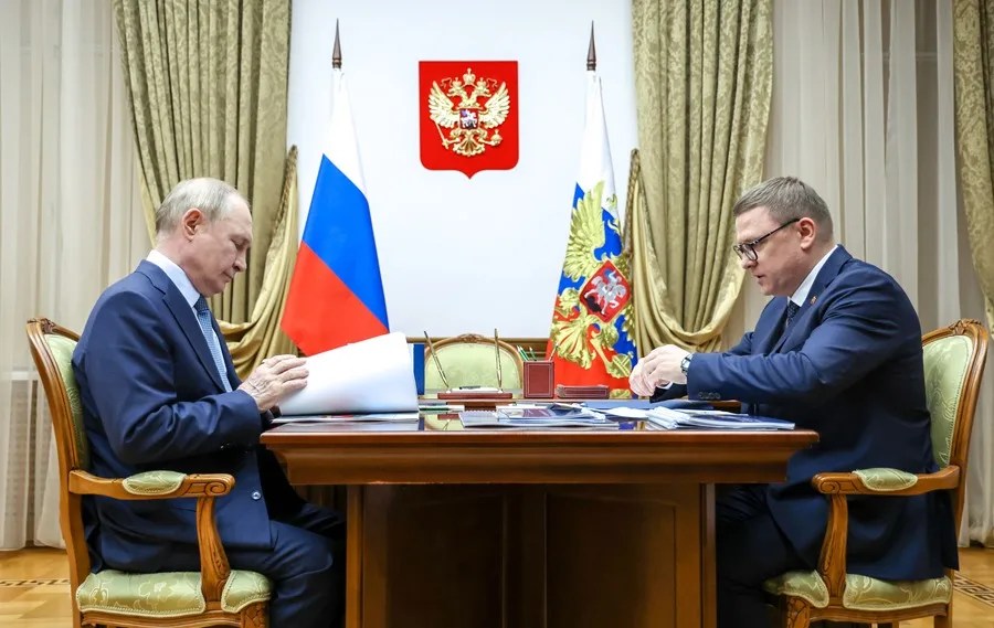 El gobernador de la región de Cheliábinsk, Alexéi Teksler (d).