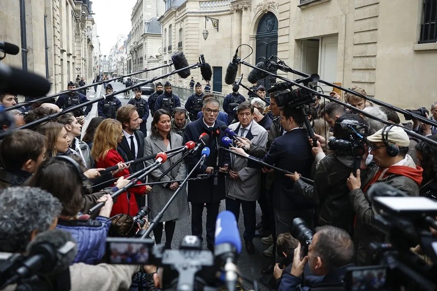 El primer secretario del Partido Socialista (PS), Olivier Faure, habla con los medios al salir del Hotel Matignon