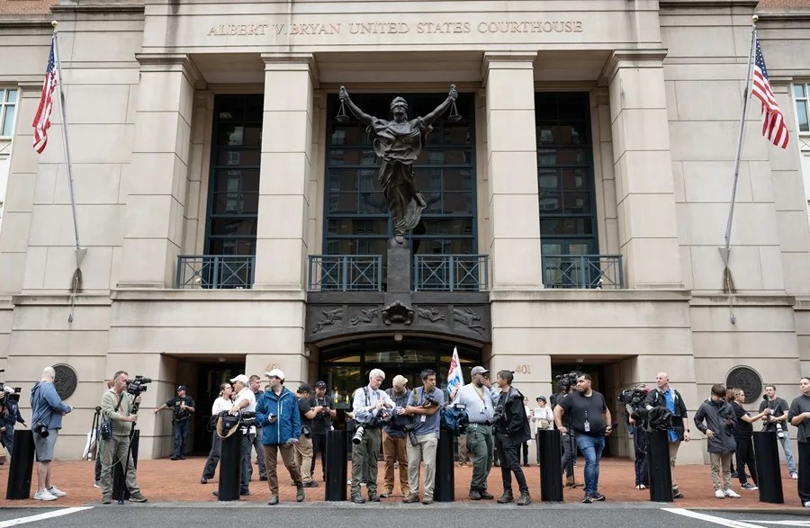 Periodistas esperan la llegada del exdirector del FBI James Comey para su audiencia de lectura de cargos en el Tribunal de los Estados Unidos.