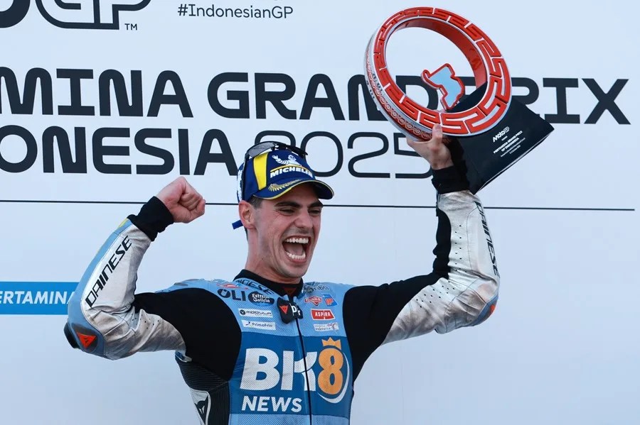 El piloto español de MotoGP Gresini Racing, Fermín Aldeguer, celebra tras ganar la carrera del Gran Premio de Motociclismo de Indonesia