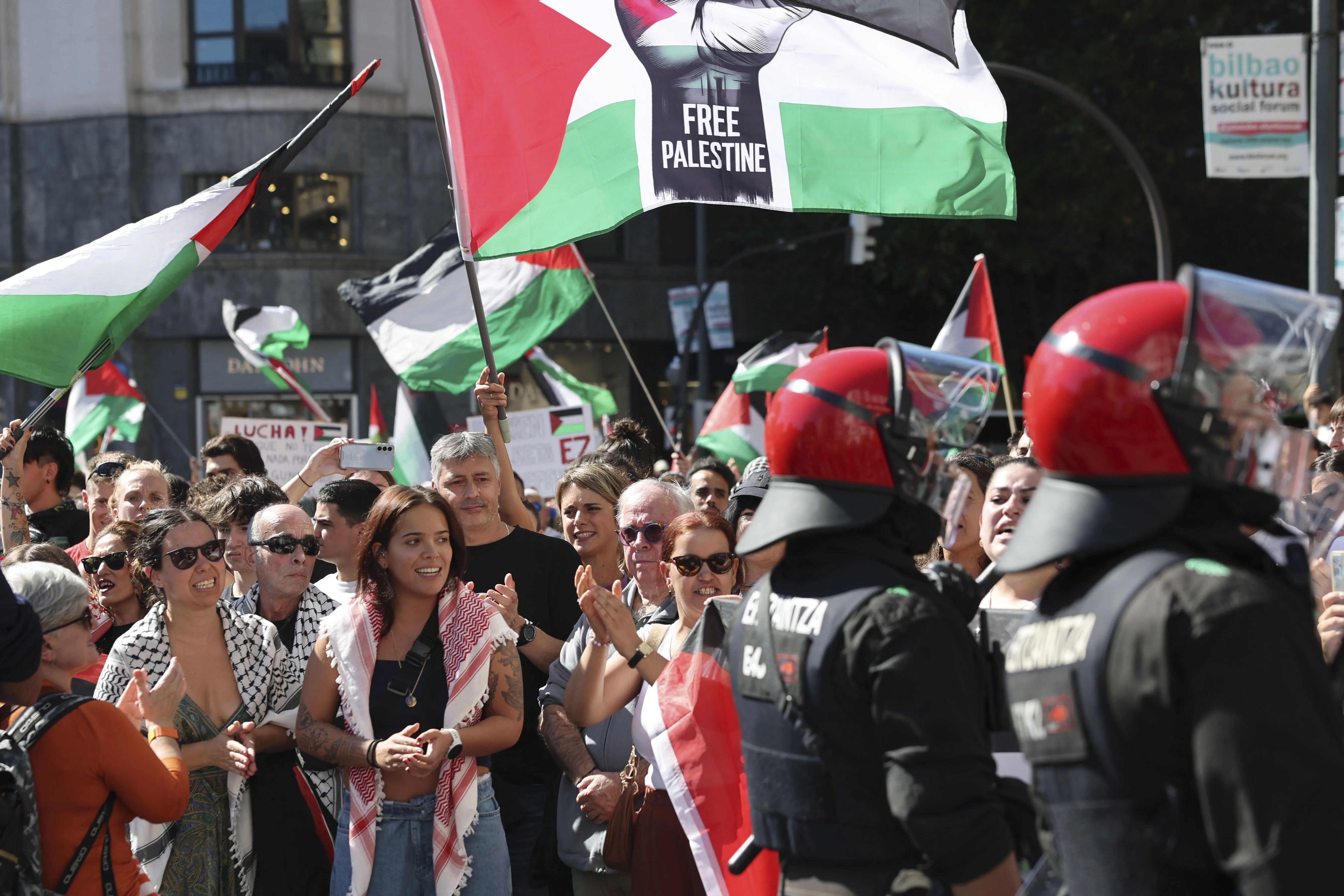Un momento de la protesta celebrada este jueves en Bilbao. EFE/Luis Tejido.