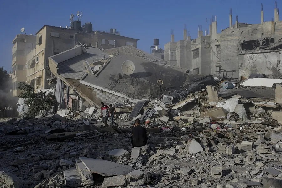 Restos del edificio Al Harazin tras un ataque aéreo durante una operación militar israelí en la ciudad de Gaza