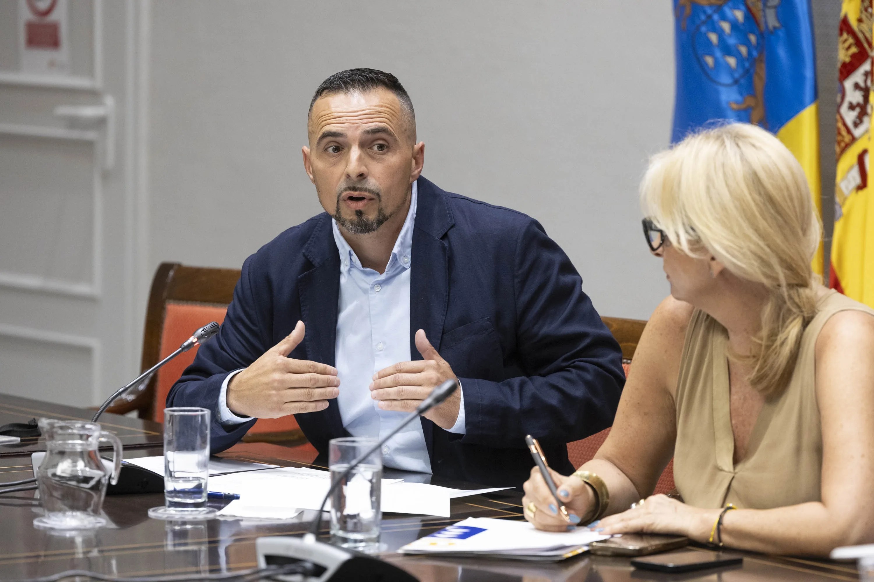 El director del Servicio Canario de la Salud (SCS), Adasat Goya, ha comparecido en comisión parlamentaria para analizar la gestión de las listas de espera sanitarias. EFE/Miguel Barreto