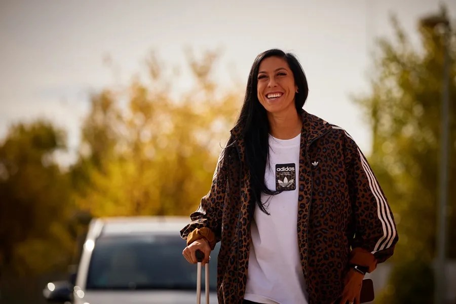 La jugadora de la selección femenina de fútbol Jennifer Hermono, a su llegada a la Ciudad del Fútbol de Las Rozas
