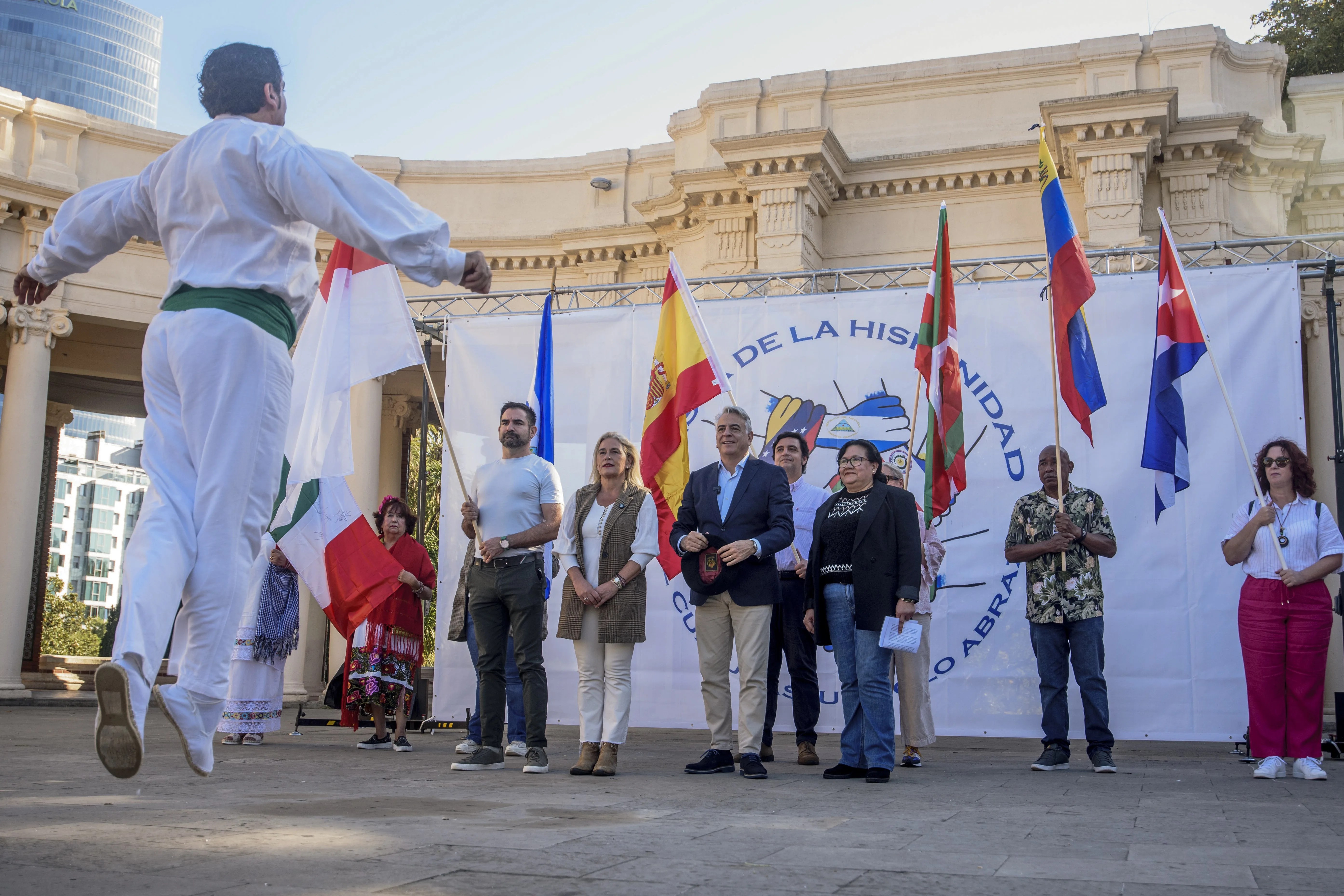 El presidente del PP vasco, Javier de Andrés (c), y la secretaria general, Esther Martínez (i) durante la celebración del día de la Hispanidad en Bilbao EFE/ Javier Zorrilla