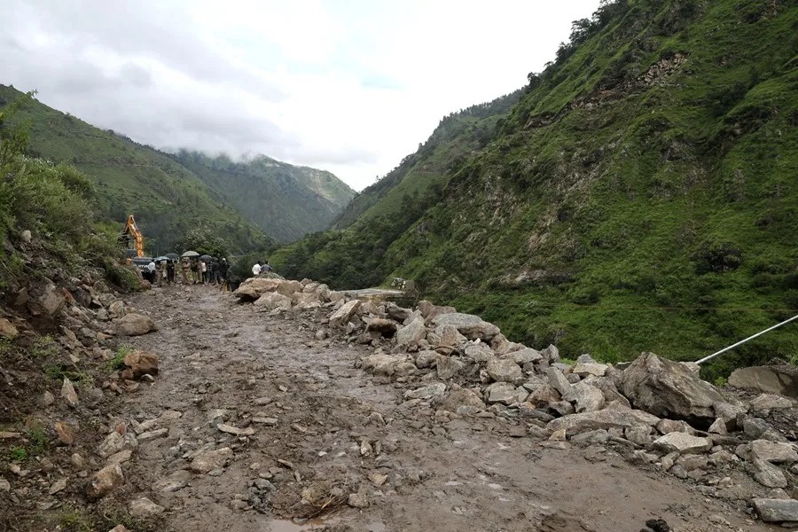 Una carretera dañada tras un aguacero provocó un deslizamiento de tierra en Kyark, en una imagen de archivo