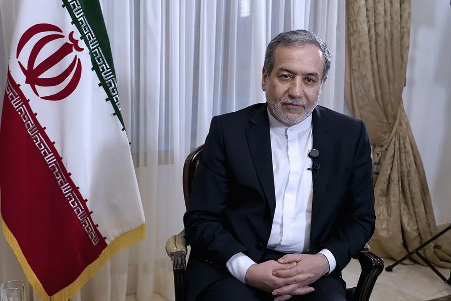 IRAN SUSPENDE COOPERACION OIEA