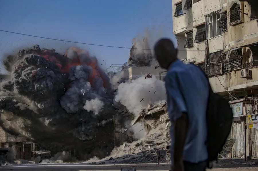 Humo se eleva sobre el edificio Al Harazin tras un ataque aéreo durante una operación militar israelí en la Ciudad de Gaza,