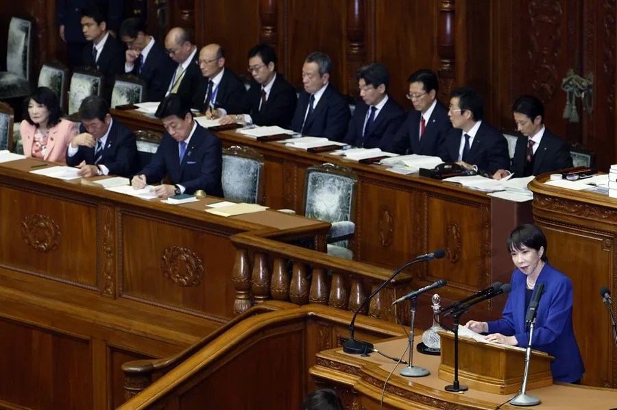 La nueva primera ministra de Japón, Sanae Takaichi (d)