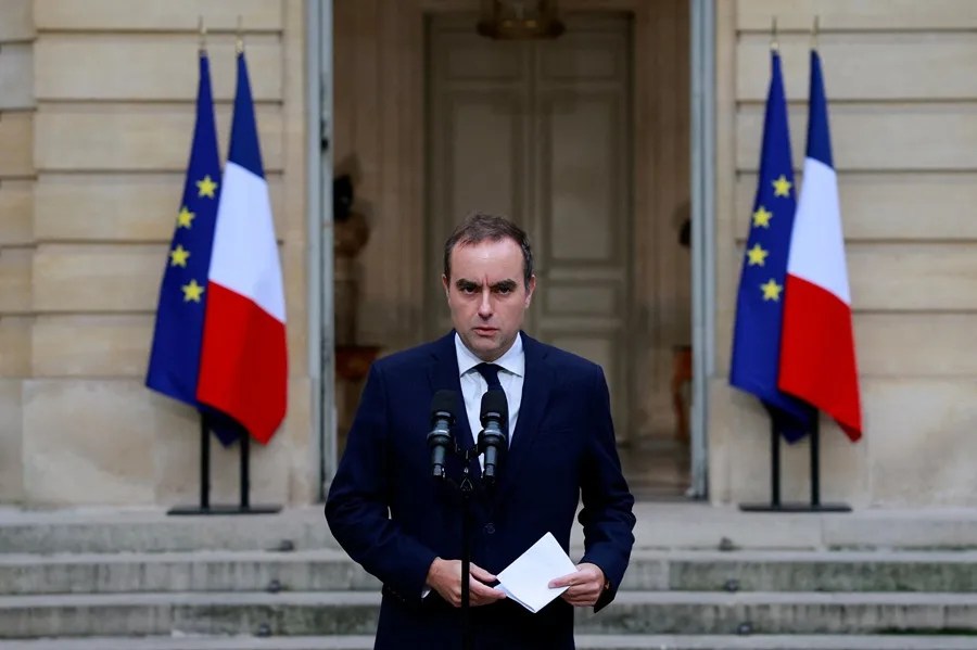 El primer ministro saliente francés, Sébastien Lecornu, pronuncia un discurso en el patio del Hotel Matignon