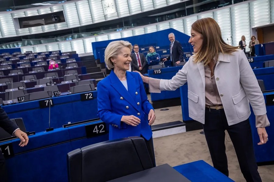 La presidenta del Parlamento Europeo, Roberta Metsola (d), saluda a la presidenta de la Comisión Europea, Ursula von der Leyen (i),