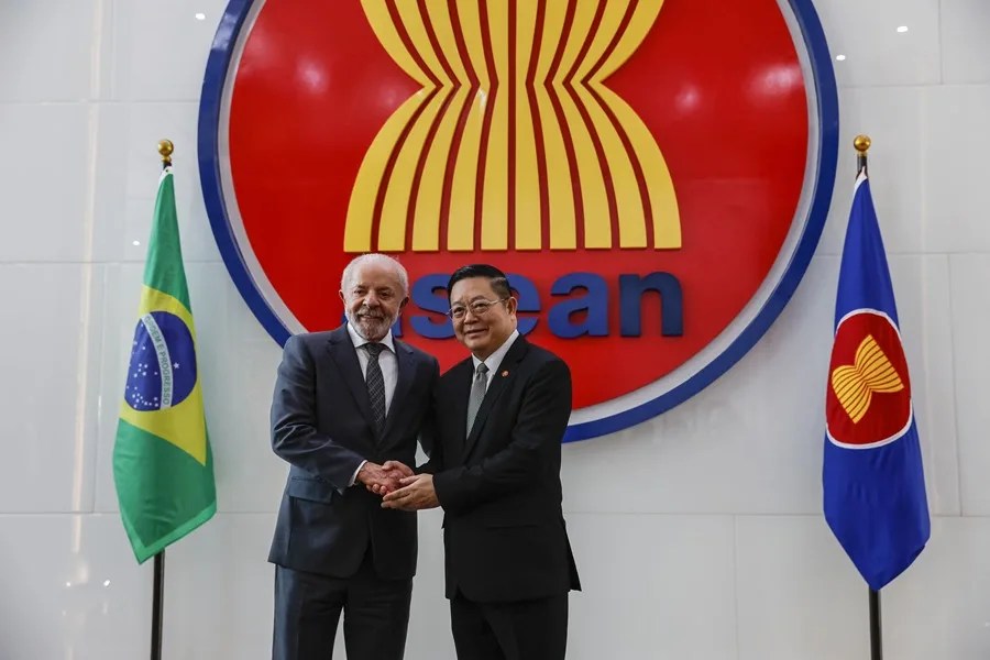 El presidente brasileño, Luiz Inácio Lula da Silva (izq.), saluda al secretario general de la Asociación de Naciones del Sudeste Asiático (ASEAN), Kao Kim Hourn