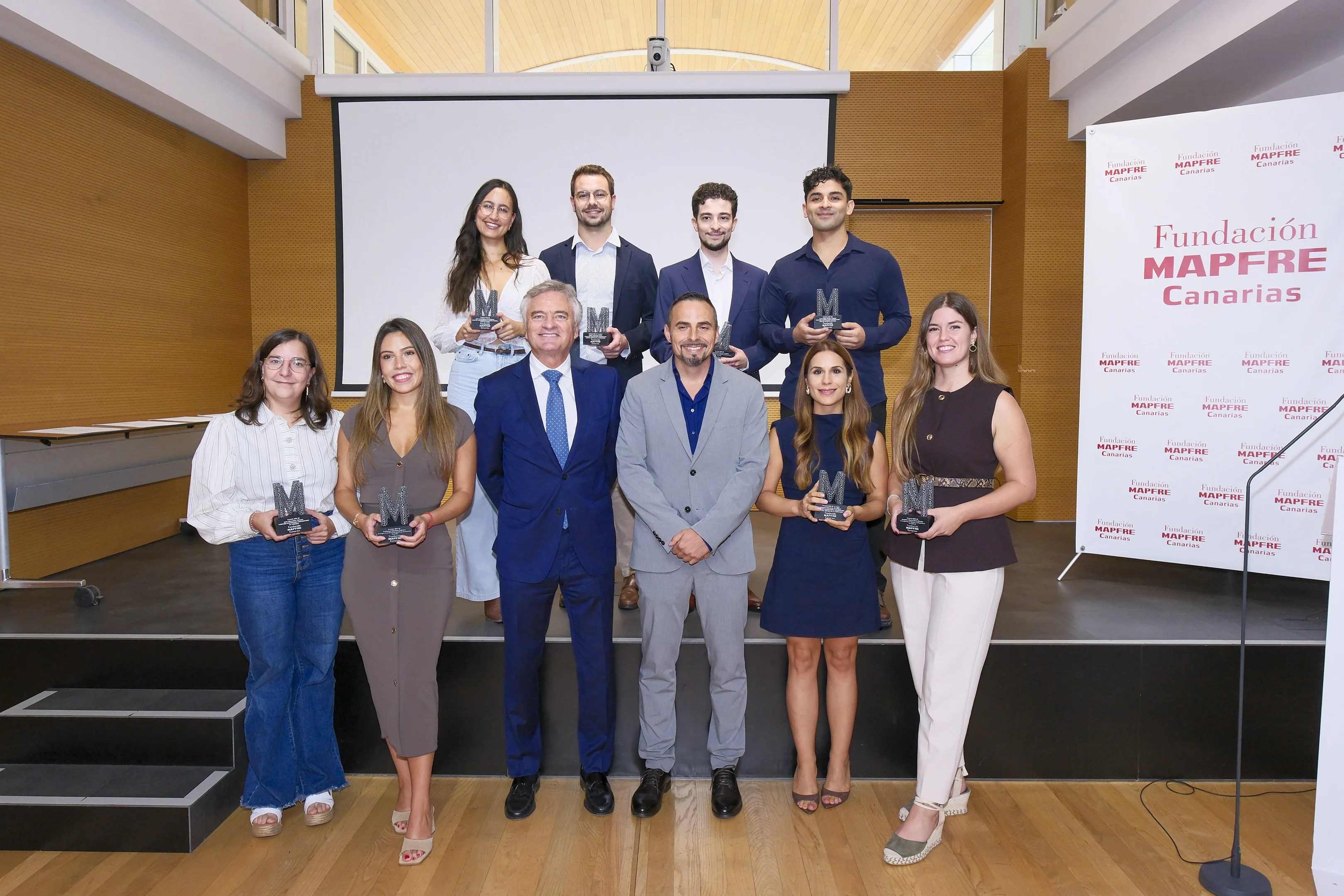 El director del SCS, Adasat Goya (3d), y el presidente de la Fundación Mapfre Canarias, Ignacio Baeza (3i), entregaron los reconocimientos que la entidad concede cada años a lo médicos internos residentes (MIR) más destacados de los diferentes hospitales públicos de las islas. EFE/Ángel Medina G.