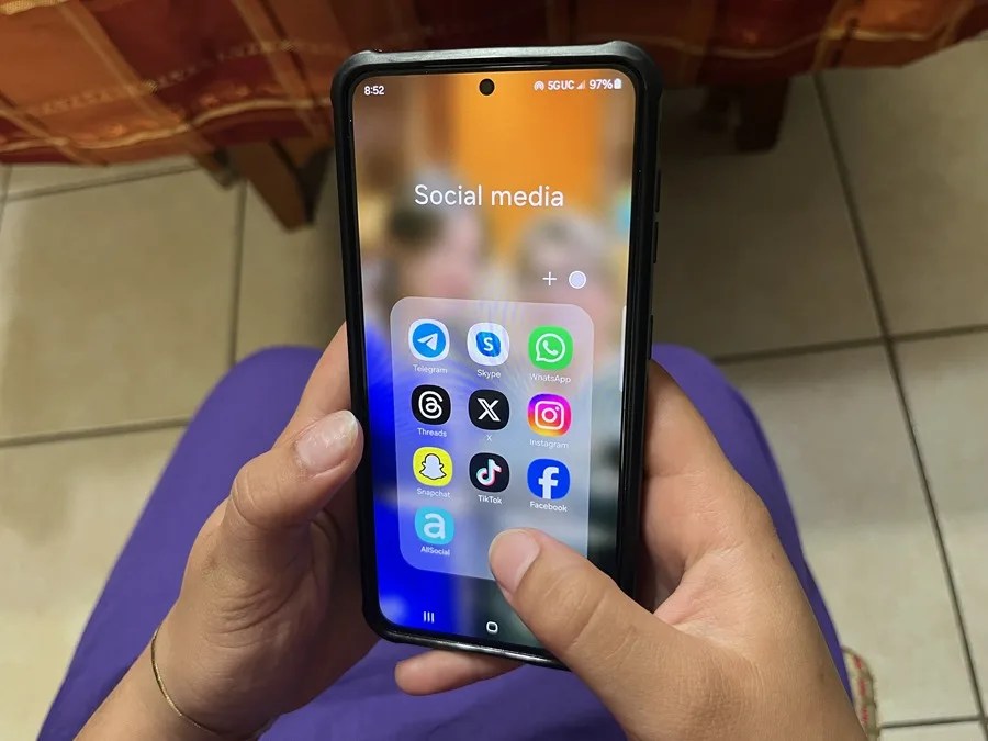 Una persona abre la carpeta de las redes sociales en su teléfono móvil.