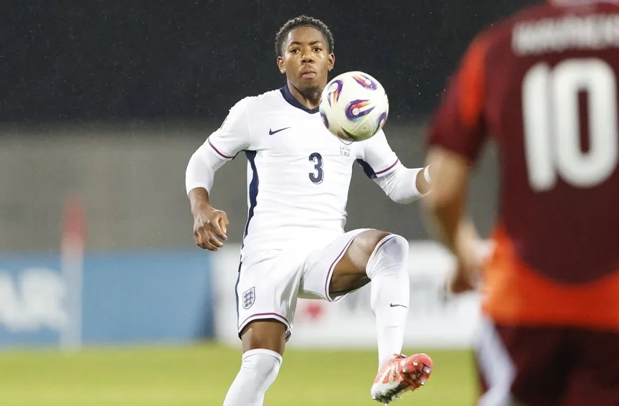 Myles Lewis-Skelly de Inglaterra en acción durante el partido de clasificación europea para la Copa Mundial de la FIFA 2026 entre Letonia e Inglaterra