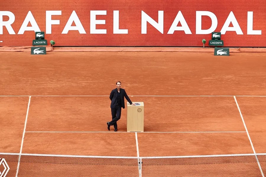 Rafael Nadal asiste a su ceremonia de homenaje en la cancha Philippe Chatrier del Grand Slam de Roland Garros