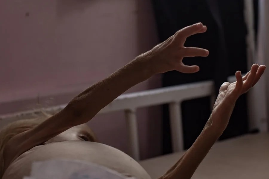 Sham Qudeih, una niña palestina de dos años, yace en una cama del Hospital Nasser de Khan Younis